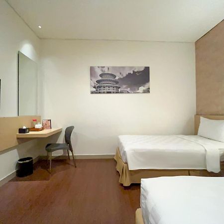 Hotel 88 Embong Malang Tunjungan Surabaya By Wh - Breakfast With The Best View On The Highest Floor And Strategic Location In The City Center Exterior foto