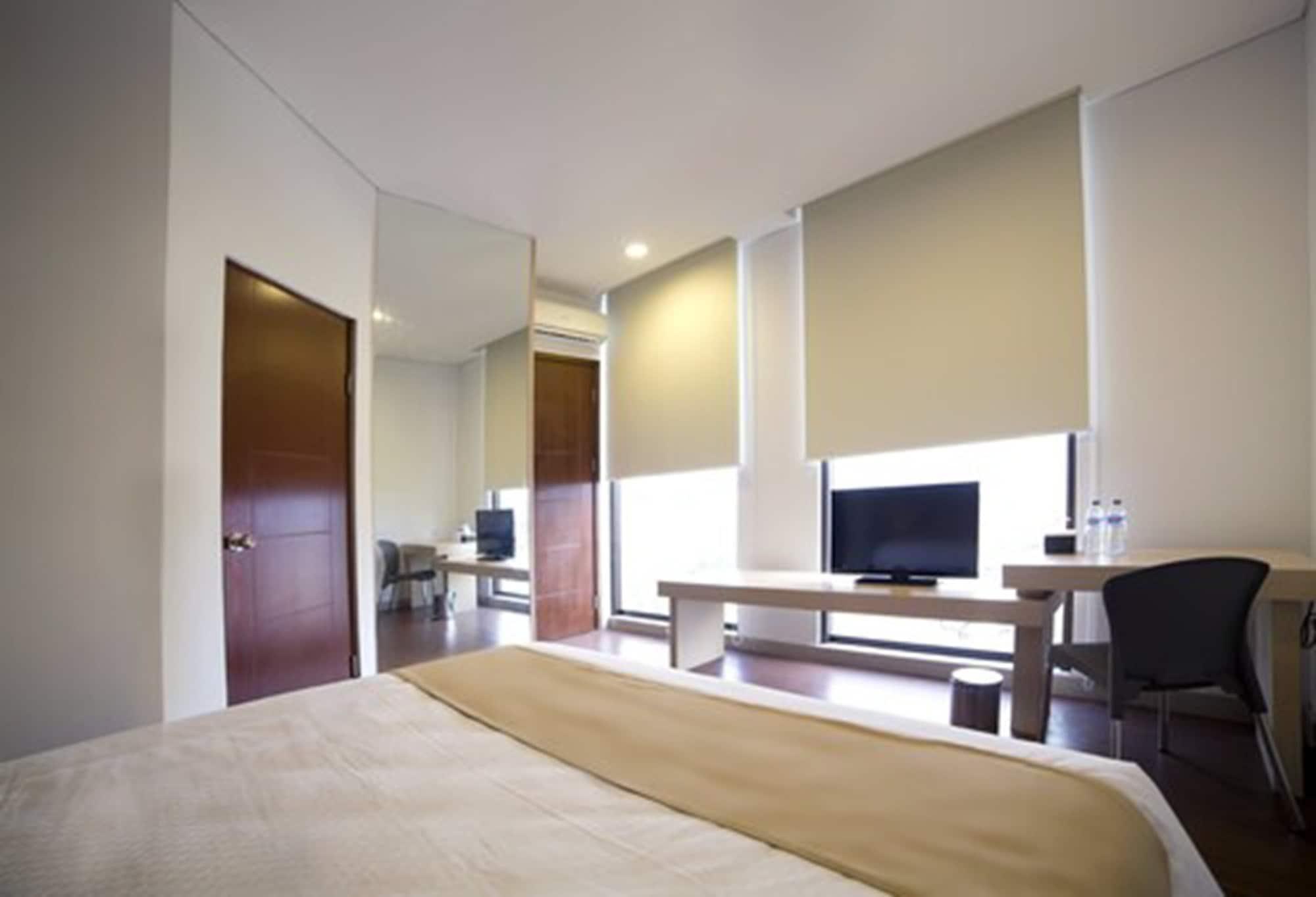 Hotel 88 Embong Malang Tunjungan Surabaya By Wh - Breakfast With The Best View On The Highest Floor And Strategic Location In The City Center Exterior foto
