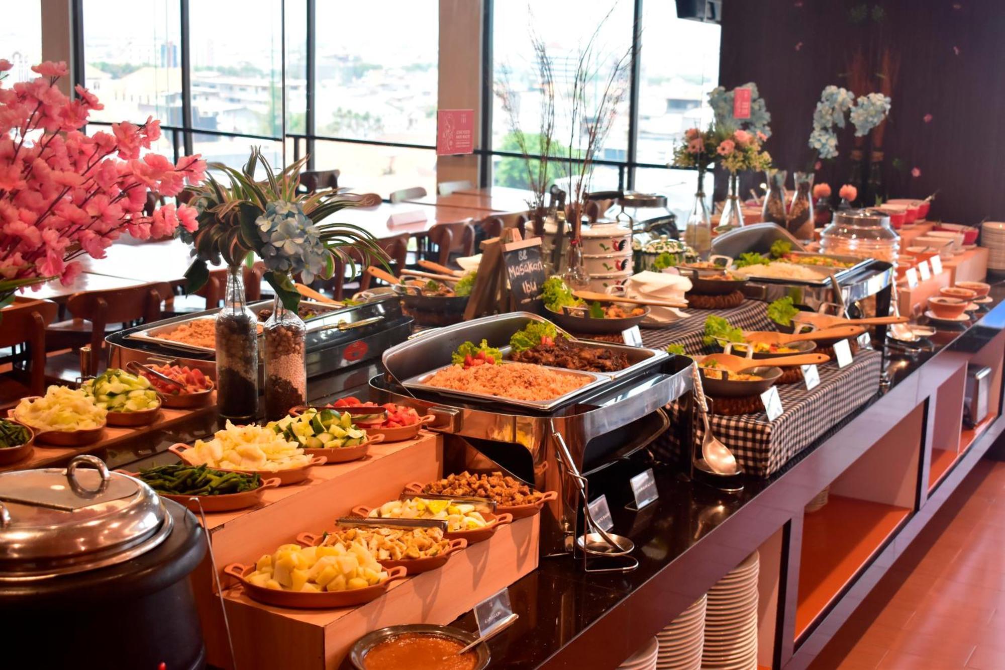 Hotel 88 Embong Malang Tunjungan Surabaya By Wh - Breakfast With The Best View On The Highest Floor And Strategic Location In The City Center Exterior foto