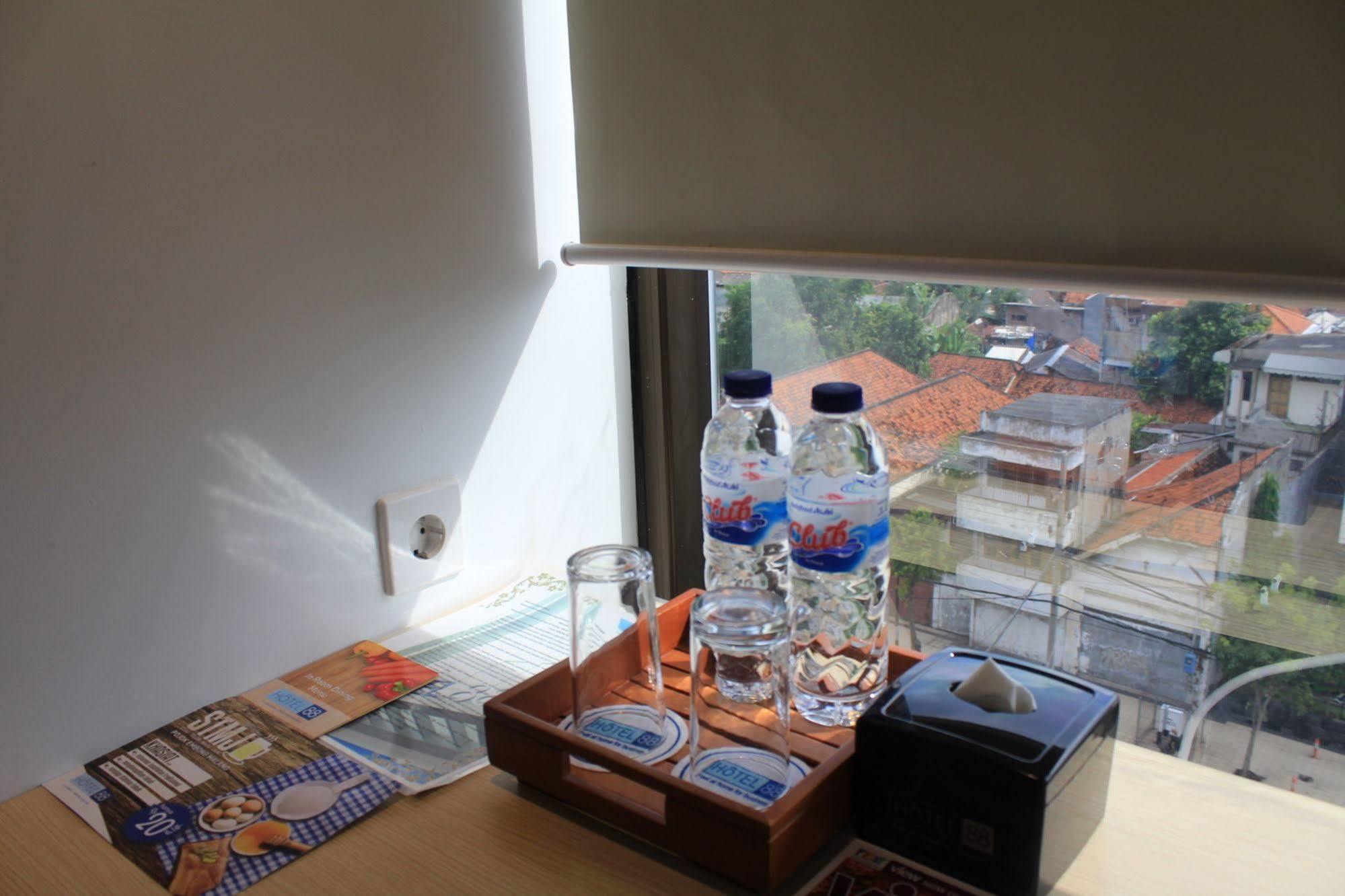 Hotel 88 Embong Malang Tunjungan Surabaya By Wh - Breakfast With The Best View On The Highest Floor And Strategic Location In The City Center Exterior foto